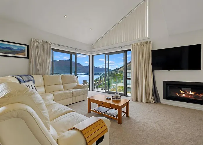 Queenstown Lake Views - Upstairs Apartment