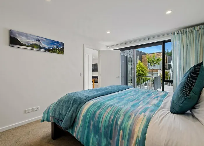 Queenstown Lake Views - Upstairs Apartment