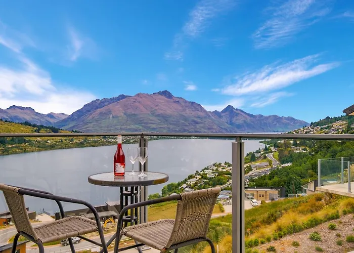 Queenstown Lake Views - Upstairs Apartment